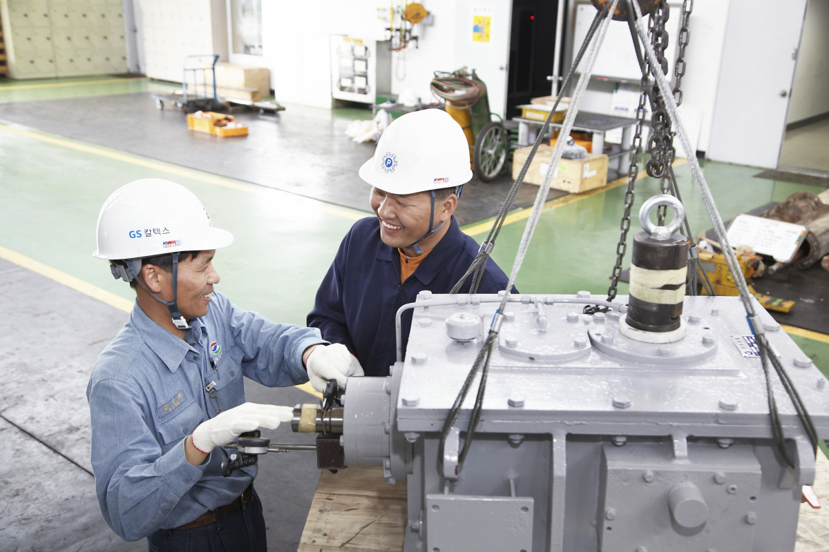 ▲GS칼텍스 직원과 협력업체 직원이 함께 작업하고 있다. (사진제공=GS칼텍스)