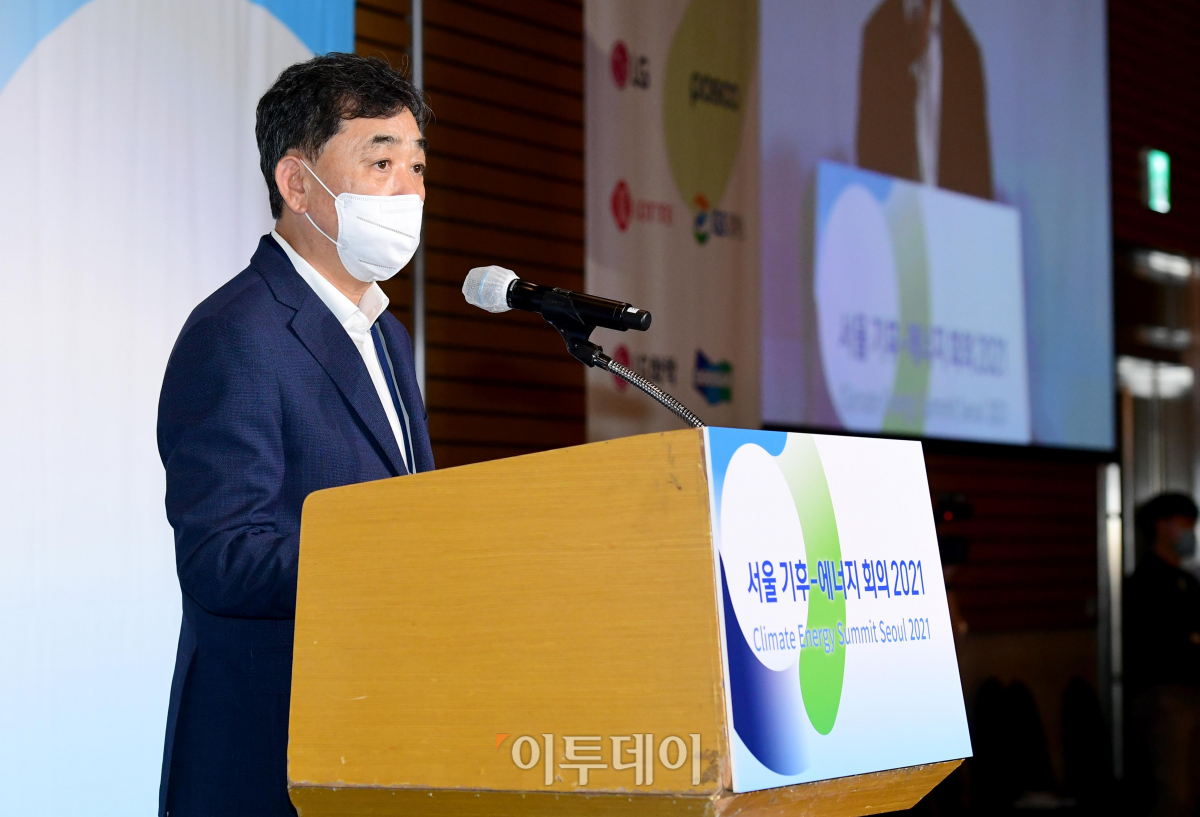 ▲24일 서울 여의도 전경련회관 컨퍼런스센터에서 열린 ‘서울 기후-에너지 회의 2021’에서 김상철 이투데이 대표이사가 개회사를 하고 있다. 이투데이와 기후변화센터가 주최한 서울 기후-에너지 회의 2021은 2050 탄소중립 달성을 위한 지속가능한 폐자원 활용을 통해 그린오션 비즈니스의 가치를 논의하는 자리다.  (신태현 기자 holjjak@)