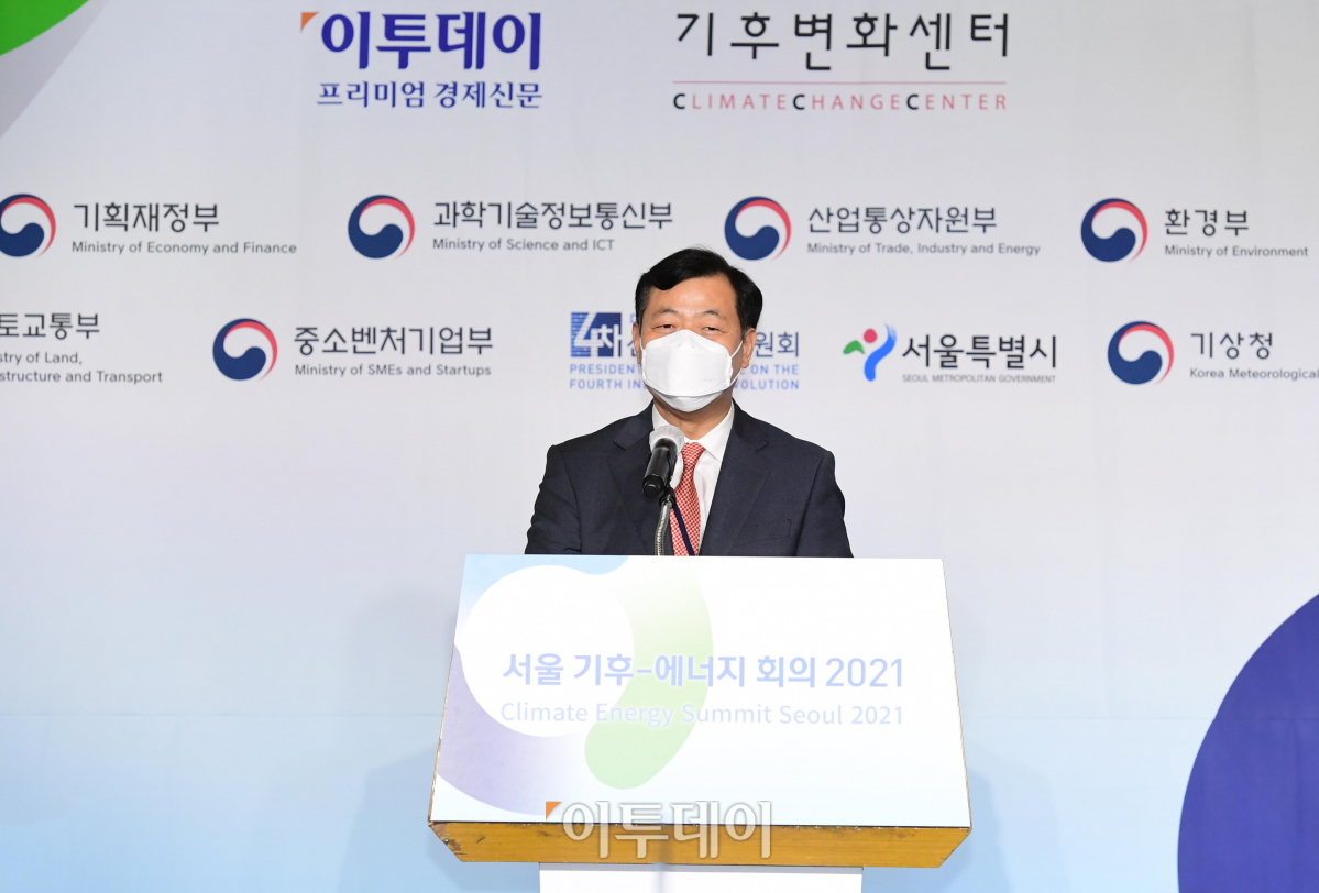 ▲24일 서울 여의도 전경련회관 컨퍼런스센터에서 열린 ‘서울 기후-에너지 회의 2021’에서 조인동 서울시 행정1부시장이 축사를 하고 있다. 이투데이와 기후변화센터가 주최한 서울 기후-에너지 회의 2021은 2050 탄소중립 달성을 위한 지속가능한 폐자원 활용을 통해 그린오션 비즈니스의 가치를 논의하는 자리다. (신태현 기자 holjjak@)