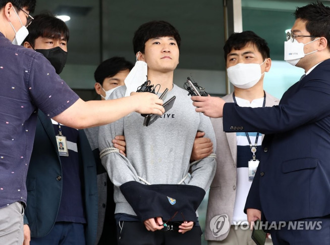 ▲미성년자를 성추행하고 성 착취물을 제작해 유포한 혐의를 받는 최찬욱(26)이 24일 오전 대전시 서구 둔산경찰서에서 나와 검찰로 송치되고 있다. (연합뉴스)