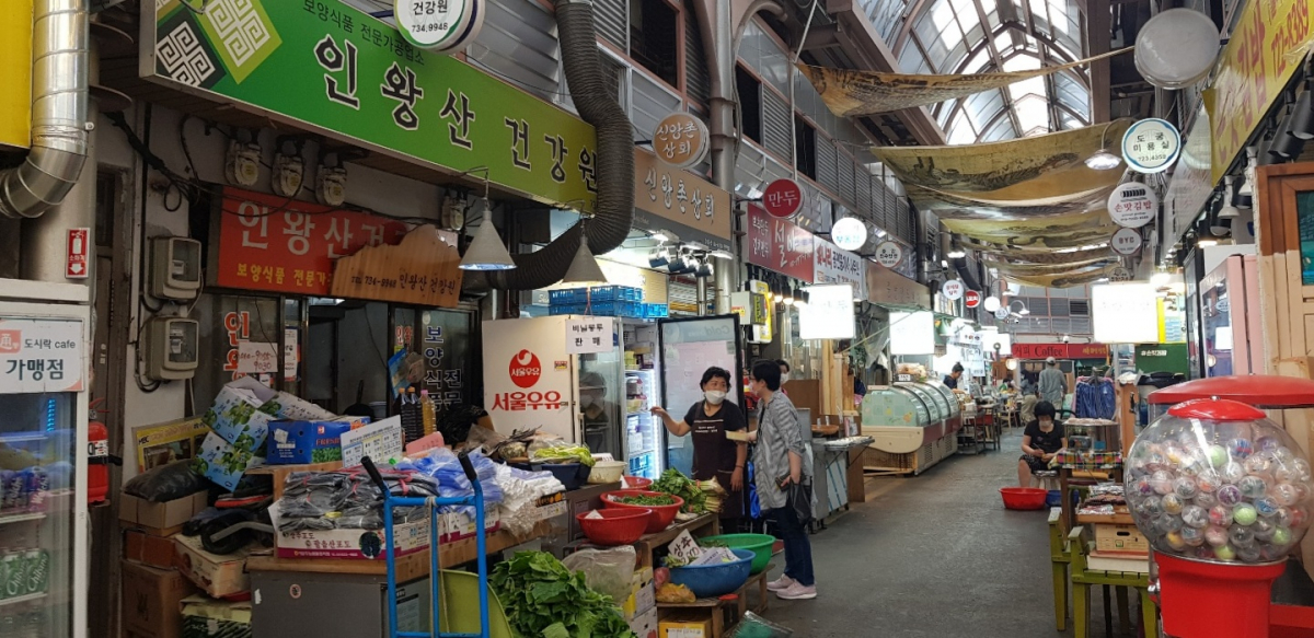 ▲‘2021 대한민국 동행세일’ 첫 날인 24일 오전 서울시 종로구에 있는 통인시장이 한적하다.  ((구예지 기자 sunrise@))