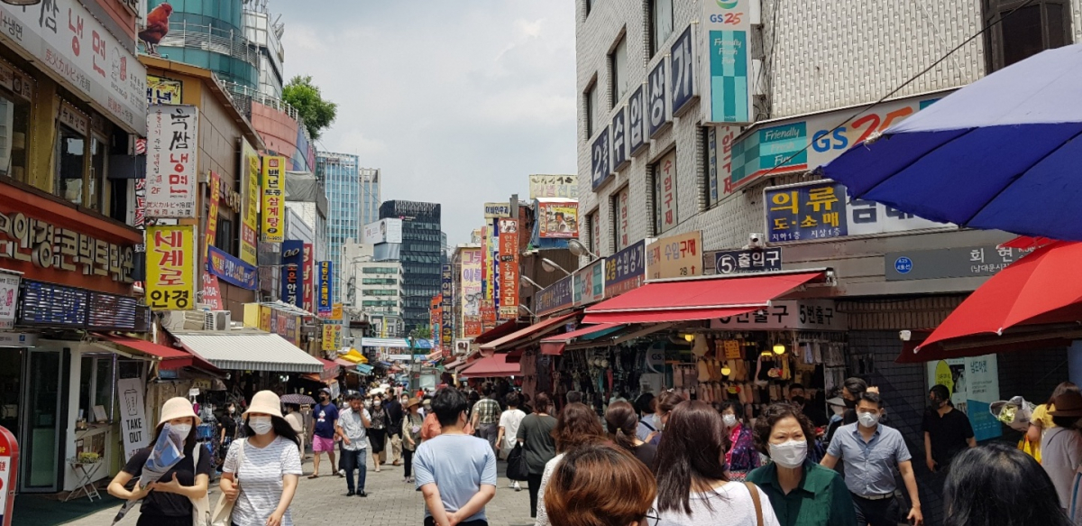 ▲‘2021 대한민국 동행세일’ 첫 날인 24일 방문한 서울시 중구 남대문시장에서 시민들이 시장을 둘러보고 있다.  ((구예지 기자 sunrise@))