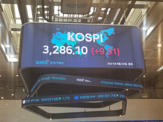 ▲코스피는 24일 전날보다 9.91포인트(0.30%) 오른 3286.10에 거래를 마쳤다. (사진 = 박기영 기자)