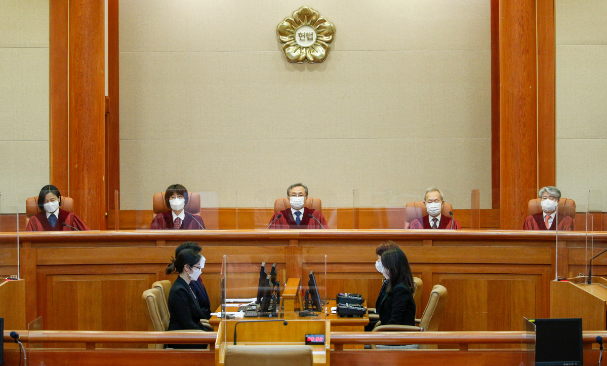 ▲유남석 헌법재판소장과 재판관들이 24일 오후 서울 종로구 헌법재판소에서 타다 금지법·윤석열 전 검찰총장이 제기한 검사징계법 위헌 여부 등을 판단하는 헌법소원 선고를 위해 자리에 앉아있다. (공동취재사진)