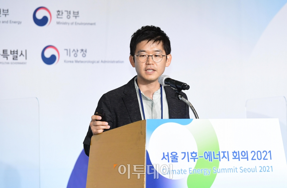 ▲24일 서울 여의도 전경련회관 컨퍼런스센터에서 열린 ‘서울 기후-에너지 회의 2021’에서 홍성민 롯데케미칼 친환경연구부문 파트장이 ‘폐플라스틱 이슈 대응 및 재활용 PET 상업화 동향’을 주제로 발표하고 있다. (신태현 기자 holjjak@)