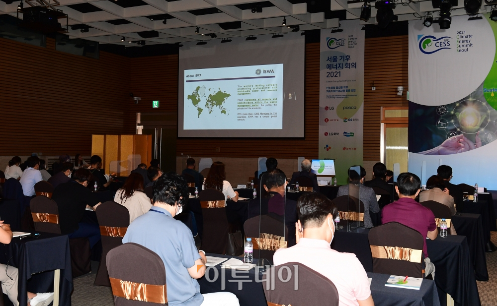 ▲24일 서울 여의도 전경련회관 컨퍼런스센터에서 열린 '서울 기후-에너지 회의 2021'에서 카를로스 시우바 필류 국제고체폐기물협회(ISWA) 대표가 '순환경제와 탄소중립성을 위한 폐기물 관리'를 주제로 기조연설을 하고 있다. 이투데이와 기후변화센터가 주최한 서울 기후-에너지 회의 2021은 2050 탄소중립 달성을 위한 지속가능한 폐자원 활용을 통해 그린오션 비즈니스의 가치를 논의하는 자리다. (고이란 기자 photoeran@)