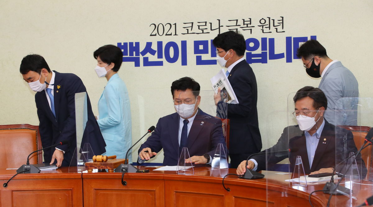 ▲송영길(가운데) 더불어민주당 대표(가운데), 윤호중(오른쪽) 원내대표, 김용민 최고위원 등이 23일 서울 여의도 국회에서 최고위원회의를 준비하고 있다.  (연합뉴스)