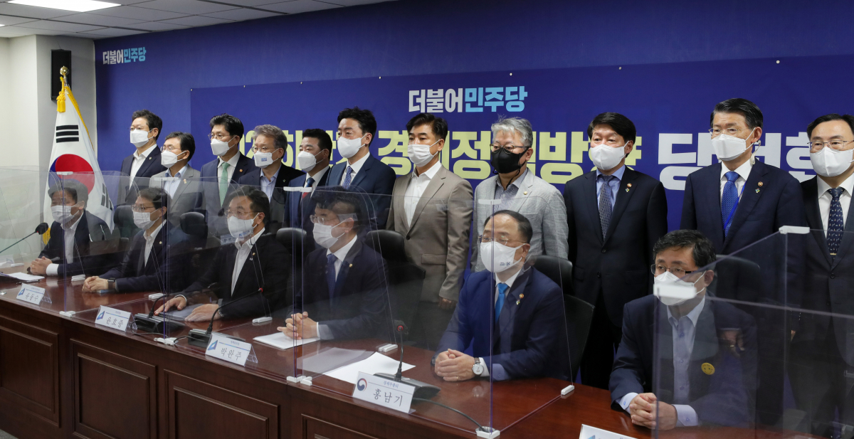 ▲윤호중 더불어민주당 원내대표와 홍남기 경제부총리 등이 25일 서울 여의도 국회 의원회관에서 열린 2021 하반기 경제정책방향 당정협의에서 기념촬영하고 있다. (연합뉴스)