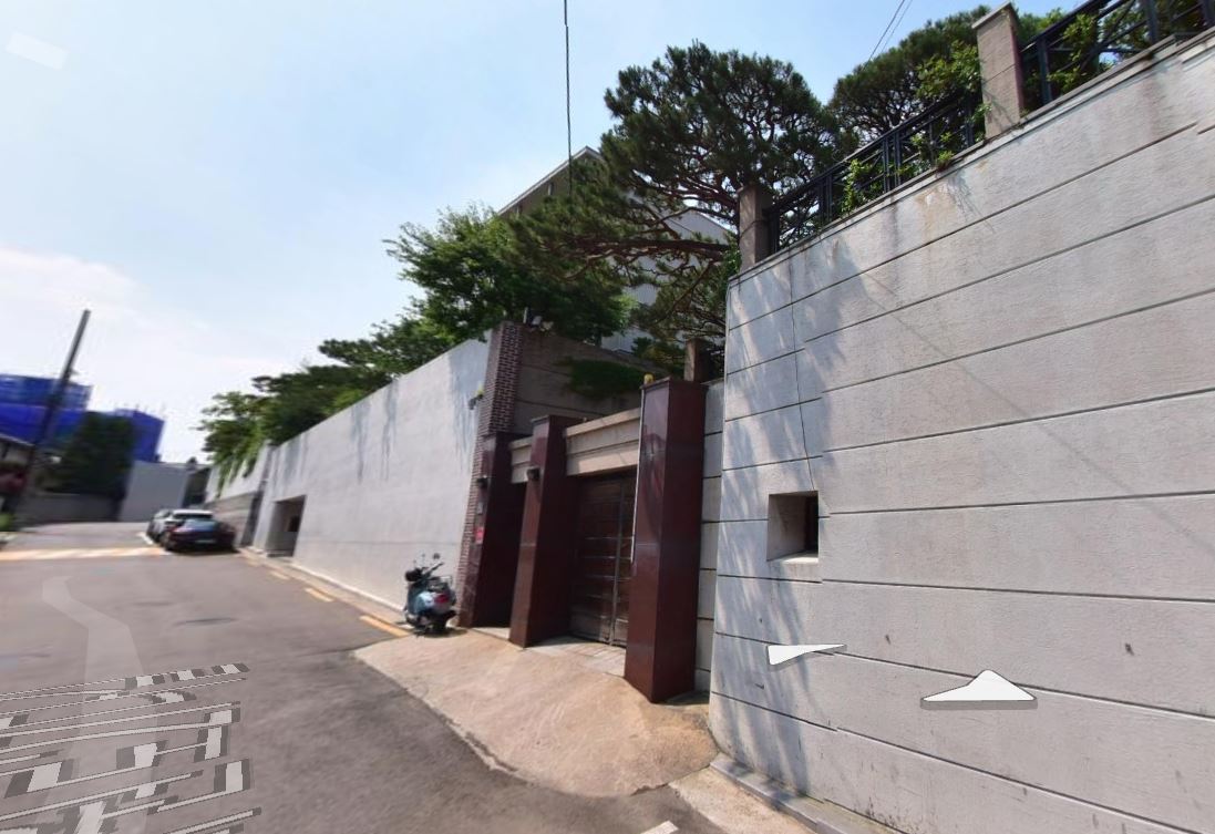 ▲고(故) 이건희 삼성그룹 회장이 소유했던 서울 이태원동 단독주택이 매물로 나온 것으로 알려졌다. (사진출처=네이버지도 거리뷰 캡처)