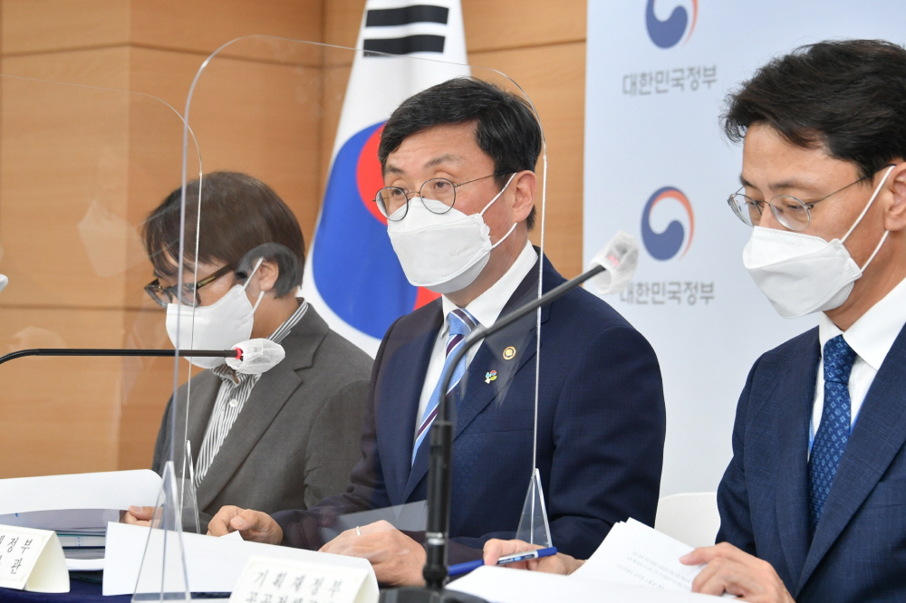 ▲안도걸 기획재정부 2차관이 6월 25일 서울 광화문 정부서울청사에서 열린 '2020년도 경영평가' 수정발표 브리핑에서 주요내용을 발표하고 있다. 왼쪽부터 유형선 기재부 평가분석과장, 안도걸 차관, 김윤상 기재부 공공정책국장. (사진제공=기획재정부)