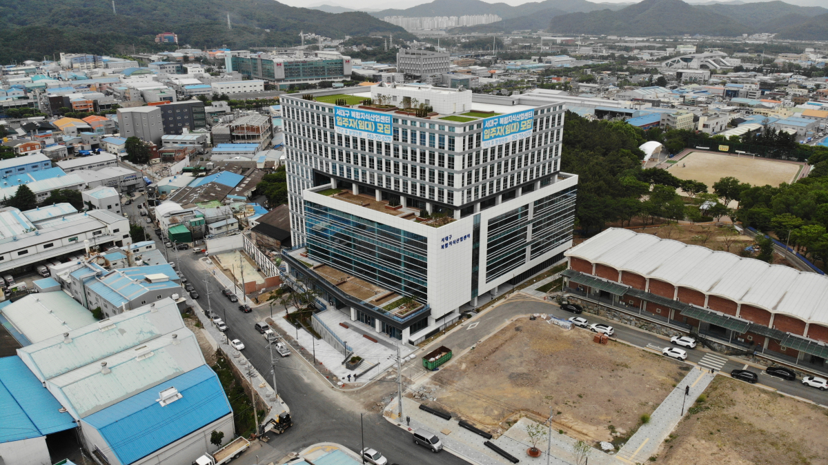 ▲주택도시보증공사(HUG)가 주택도시기금을 지원해 건립한 대구 서구 이현동 '서대구 지식산업센터' 모습. (사진 제공=HUG)