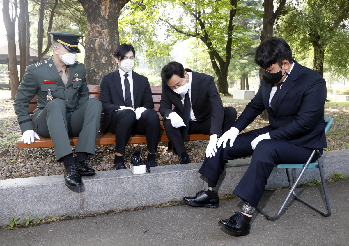 ▲오세훈 서울시장이 6.25전쟁 71주년인 25일 국립서울현충원에서 상이군인 하재헌 장애인 조정선수, 이주은 현 해병 대위, 모델 이찬호 씨와 대화하고 있다. (뉴시스)