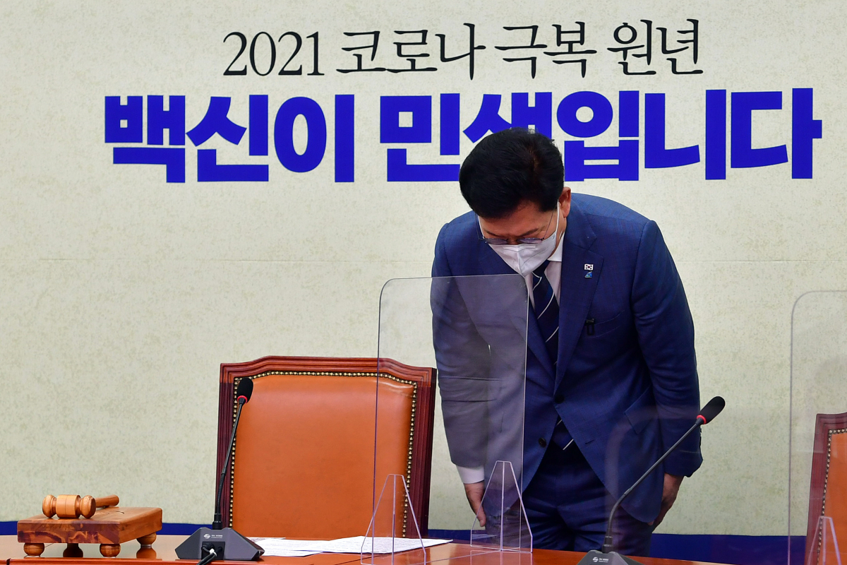 ▲송영길 더불어민주당 대표가 25일 서울 여의도 국회에서 열린 최고위원회의에 입장하며 인사하고 있다. (연합뉴스)