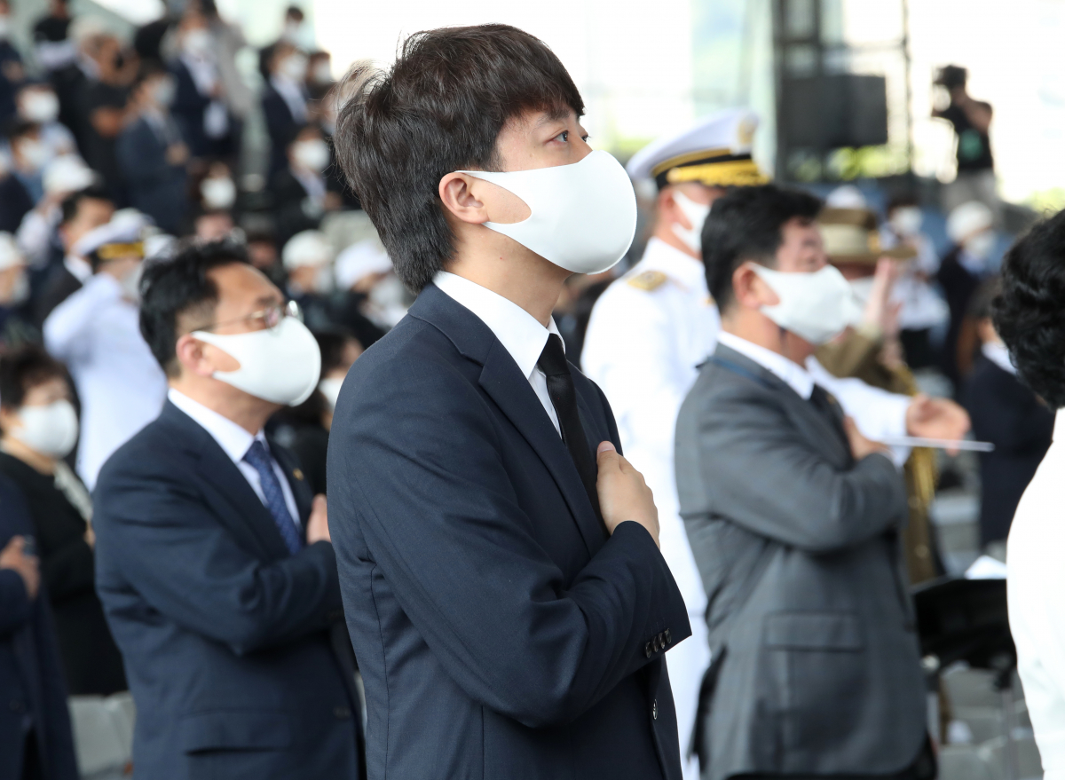 ▲이준석 국민의힘 대표가 25일 부산 영화의 전당에서 열린 6.25전쟁 제71주년 중앙행사에 참석, 국기에 경례하고 있다. (연합뉴스)