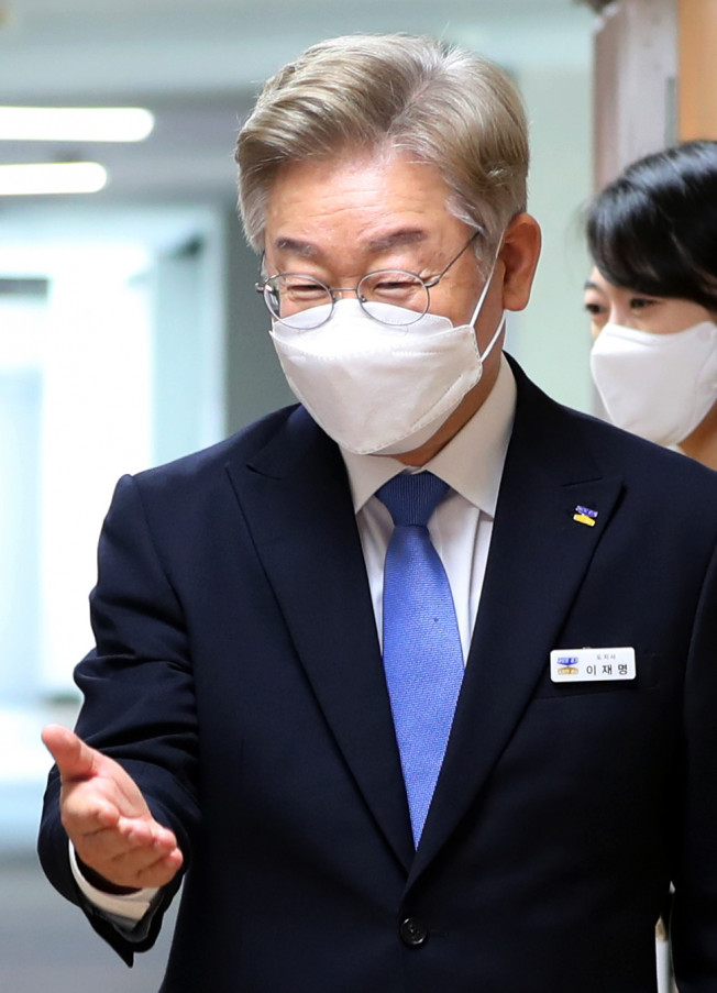 ▲이재명 경기지사가 25일 오후 경기도청 상황실에서 열린 '다회용 배달·포장 음식용기 사용 확대를 위한 업무협약식'에 참석하고 있다. (연합뉴스)