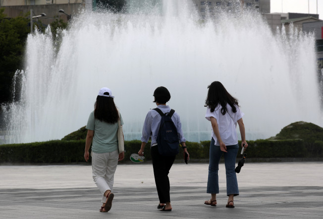 ▲한낮 기온이 30도 안팎의 무더운 날씨를 보인 22일 오후 광주 동구 국립아시아문화전당 앞 분수대 앞에서 시민들이 지나고 있다.  (연합뉴스)