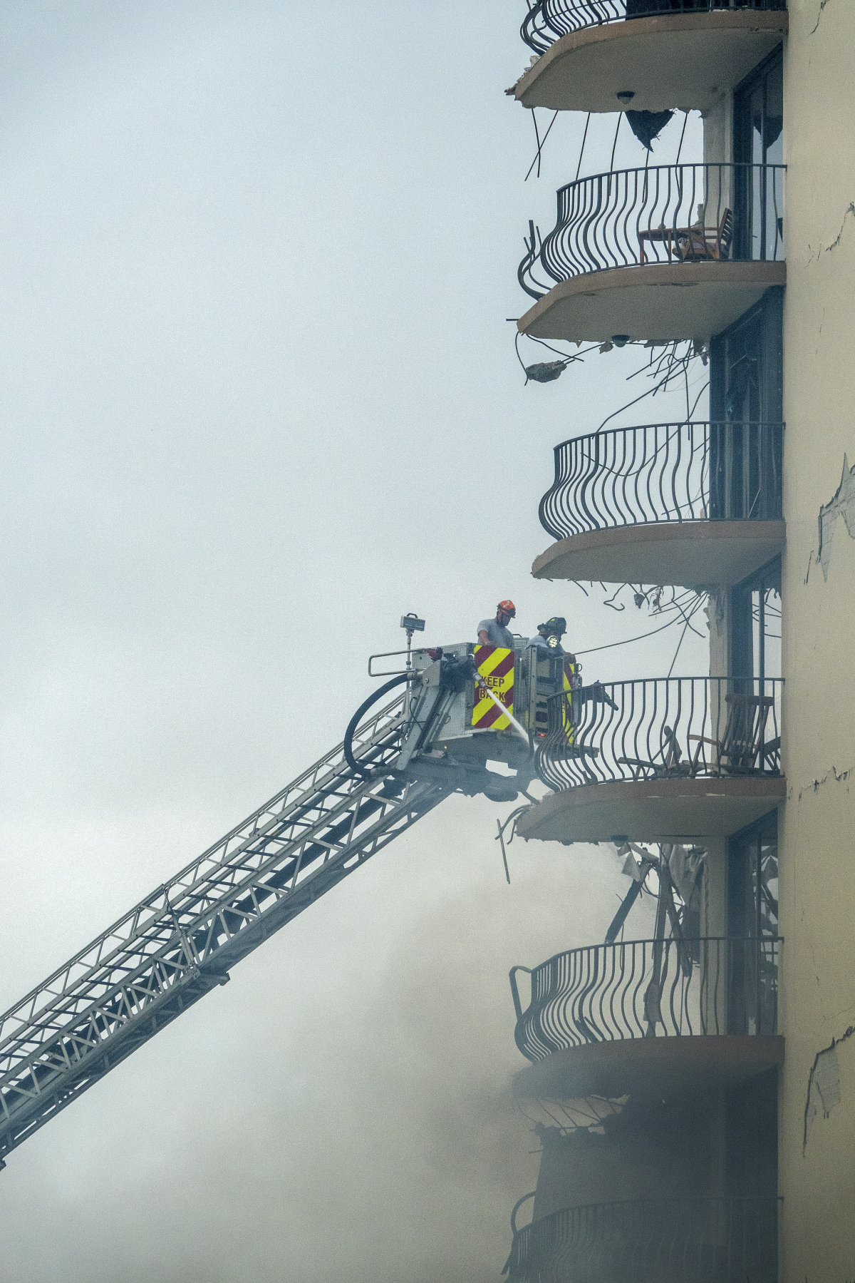 ▲미국 플로리다주 마이애미 데이드 서프사이드 12층 아파트 붕괴 사고 현장에서 25일(현지시간) 구조대원들이 무너지지 않은 아파트 일부분에서 생존자 수색을 진행하고 있다.  (마이애미/EPA연합뉴스)