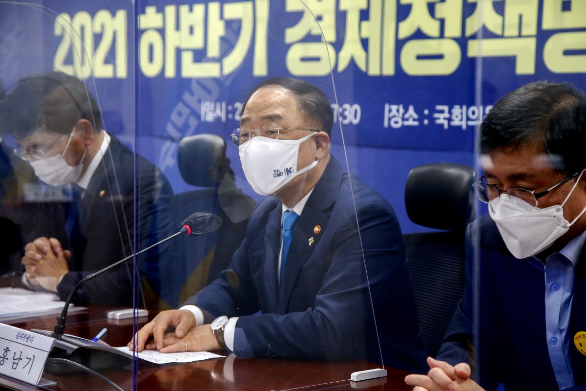 ▲홍남기 부총리 겸 기획재정부 장관이 25일 서울 여의도 국회 의원회관에서 열린 더불어민주당 2021 하반기 경제정책방향 당정협의에서 발언하고 있다.      연합뉴스

