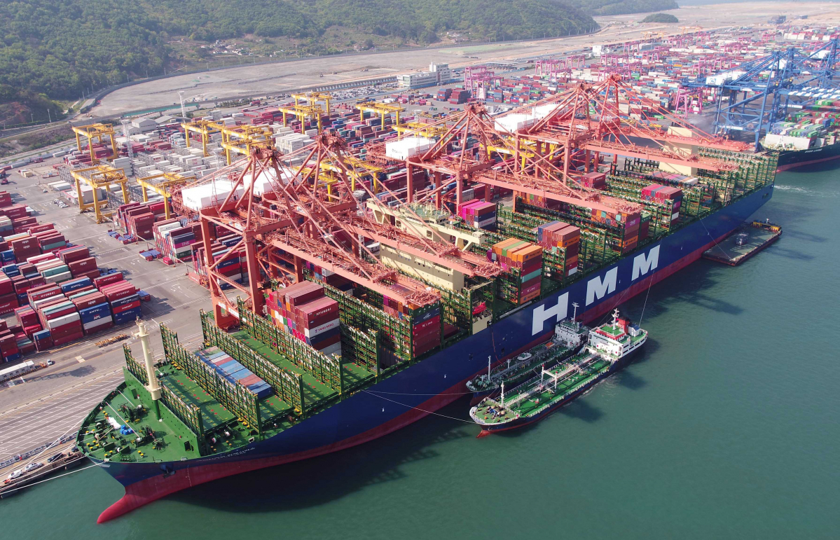 ▲부산항에 정박 중인 HMM사의 2만3964TEU급 컨테이너선 '알헤시라스호'. (사진제공=부산항만공사)