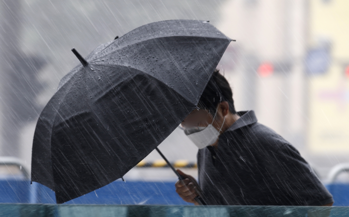 ▲지난 23일 서울 종로구 광화문네거리 인근에서 갑자기 내린 소나기에 시민이 발걸음을 재촉하고 있다. (뉴시스)