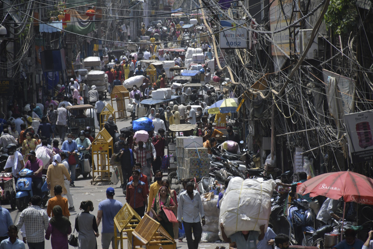 ▲14일(현지시간) 뉴델리 북부 재래시장인 사다르 바자르가 방문객들로 붐비고 있다. 뉴델리/AP연합뉴스
