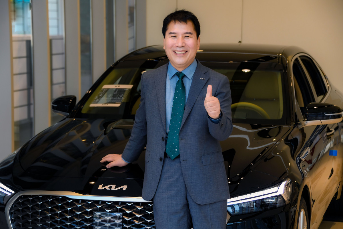 ▲기아 서울 은평갤러리지점 오경렬 영업부장이 누계 판매 4000대를 달성, ‘그랜드 마스터(Grand Master)’에 올랐다.  (사진제공=기아)