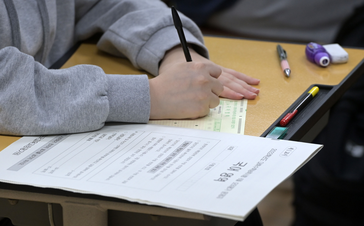▲서울 영등포구 여의도여자고등학교에서 수험생들이 모의평가를 준비하고 있다. (뉴시스)