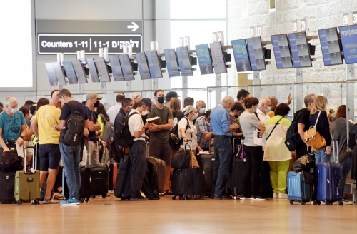 ▲이스라엘 텔아비브 로드의 벤 구리온 국제공항에 23일(현지시간) 사람들이 체크인을 위해 줄 서 있다. 텔아비브/UPI연합뉴스
