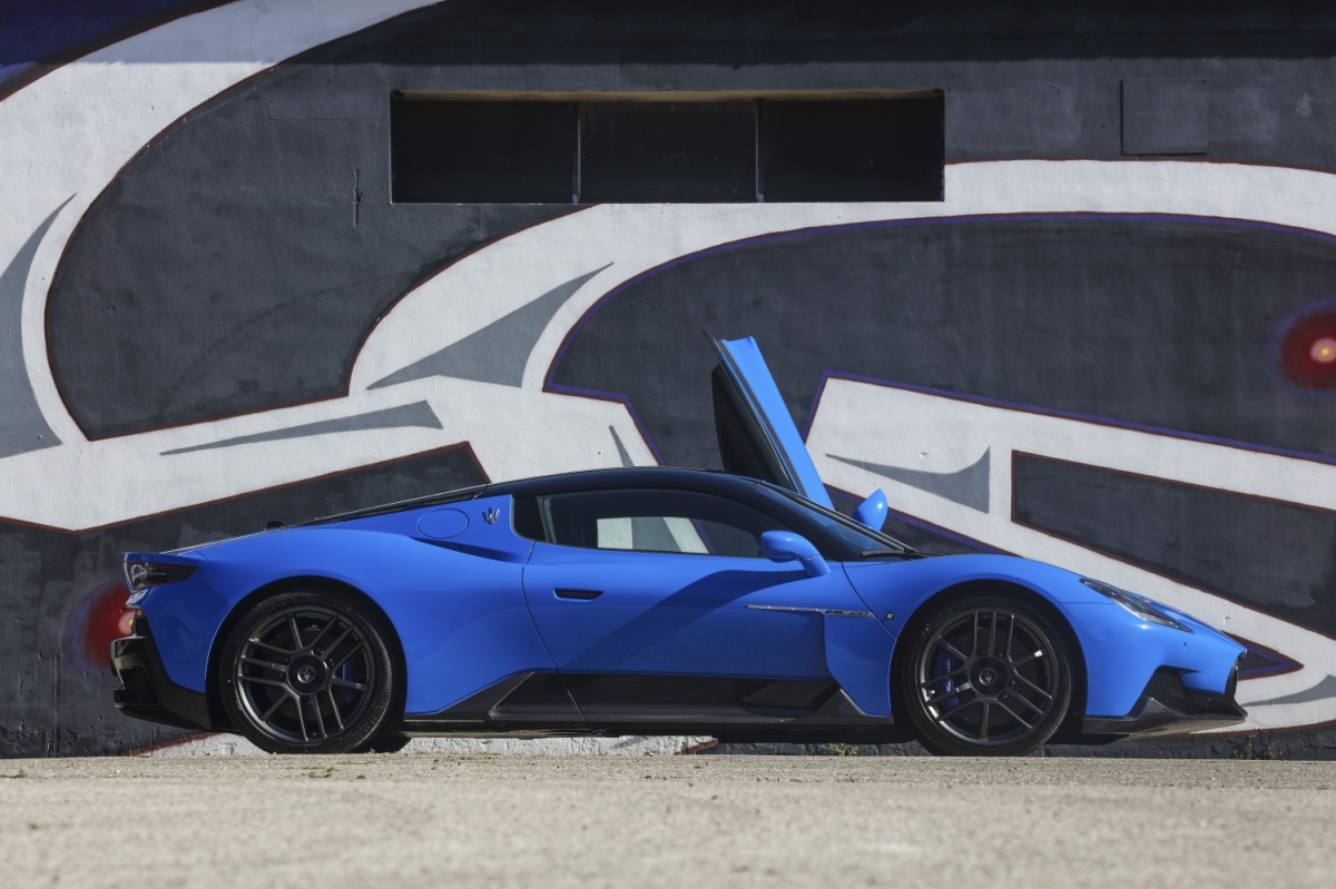 ▲마세라티 MC20은 위로 열리는 버터플라이 도어를 적용해 탑승자가 편리하게 승하차할 수 있고, 디자인 측면의 우수함도 동시에 갖췄다.  (사진제공=마세라티)