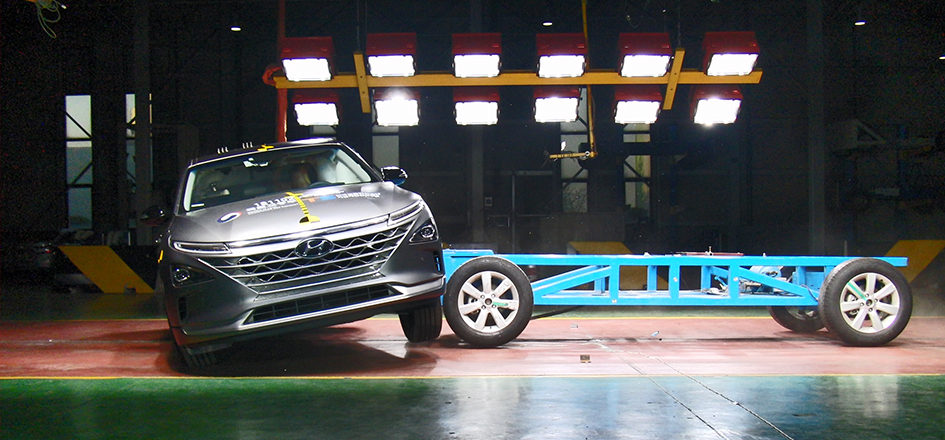 ▲차종 하나를 테스트하기 위해서는 최소 4대의 신차가 필요하다. 정면과 부분정면을 비롯해 측면 충돌, 측면 기둥 충돌 등을 추진한다. 연간 충돌 테스타만 약 80회 이뤄진다.  (사진제공=한국교통안전공단)