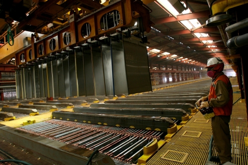 ▲세계 최대 구리 광산업체 칠레 BHP 공장에서 직원이 근무하고 있다. 안토파가스타/로이터연합뉴스 
