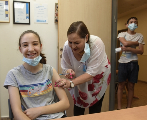 ▲이스라엘 예루살렘에서 22일(현지시간) 청소년이 신종 코로나바이러스 감염증(코로나19) 백신을 맞고 있다. 예루살렘/UPI연합뉴스 
