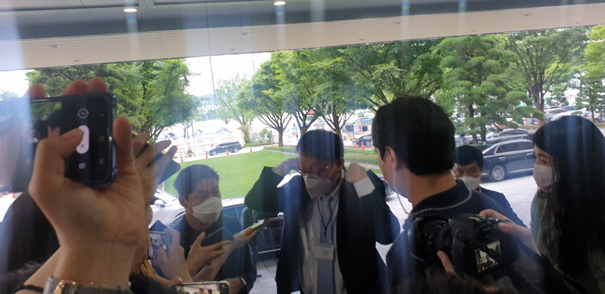 ▲구현모 KT 대표가 28일 서울 광화문 정부청사 앞에서 기자들의 질문에 답하고 있다. (이지민 기자 aaaa3469@)