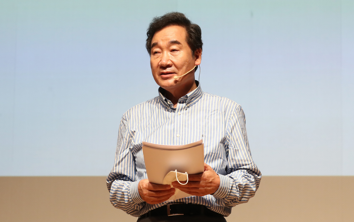 ▲더불어민주당의 유력 대선 주자인 이낙연 전 대표가 26일 오후 서울 동작구 서울여성플라자에서 열린 신복지 전국 여성포럼 출범식에 참석해 여성 관련 정책을 발표하고 있다. (뉴시스)