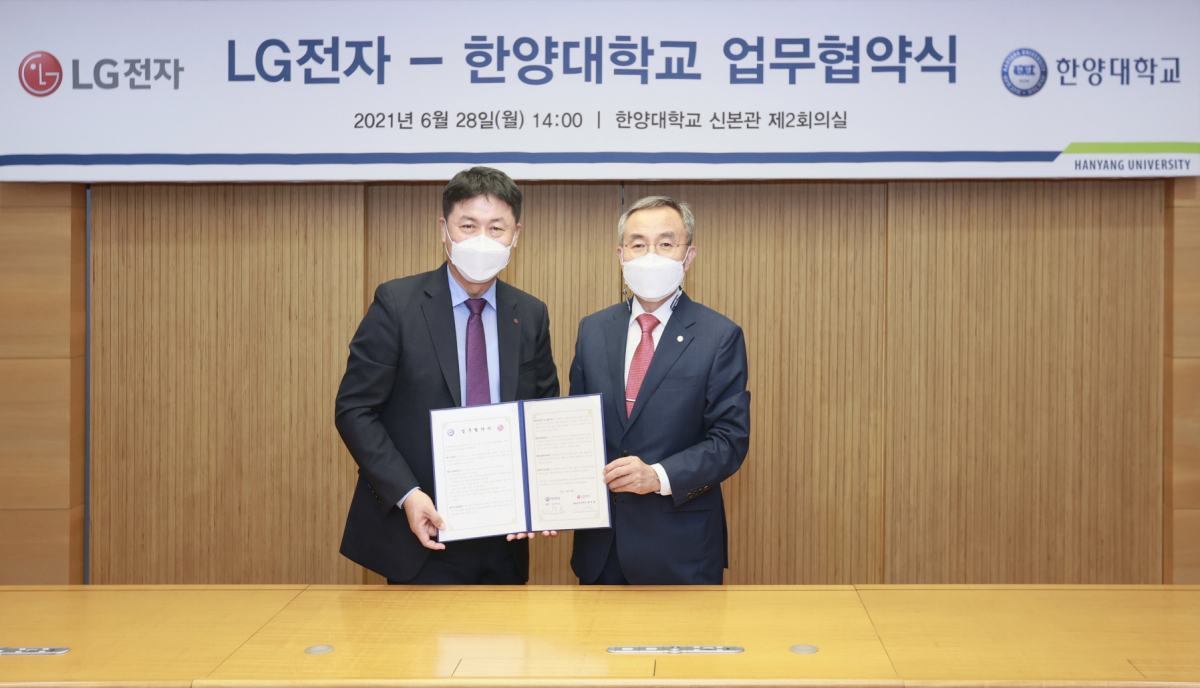 ▲LG전자는 28일 서울시 성동구에 위치한 한양대학교에서 김우승 총장(사진 오른쪽), LG전자 H&A사업본부장 류재철 부사장 등이 참석한 가운데 인공지능·빅데이터 분야 업무협약을 체결했다. (사진제공=LG전자)