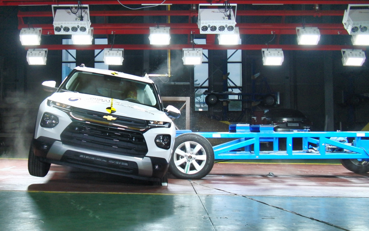 ▲국토교통부 산하 한국교통안전공단 자동차안전연구원은 매년 10종 안팎의 신차를 상대로 실차 충돌 테스트를 진행한다. 정면과 부분정면, 측면, 측면 기둥 등 다양한 상황을 대비한 실차 시험이다. 1차종 당 최소 4대의 신차가 충돌 테스트에 동원된다.  (사진제공=한국교통안전공단)