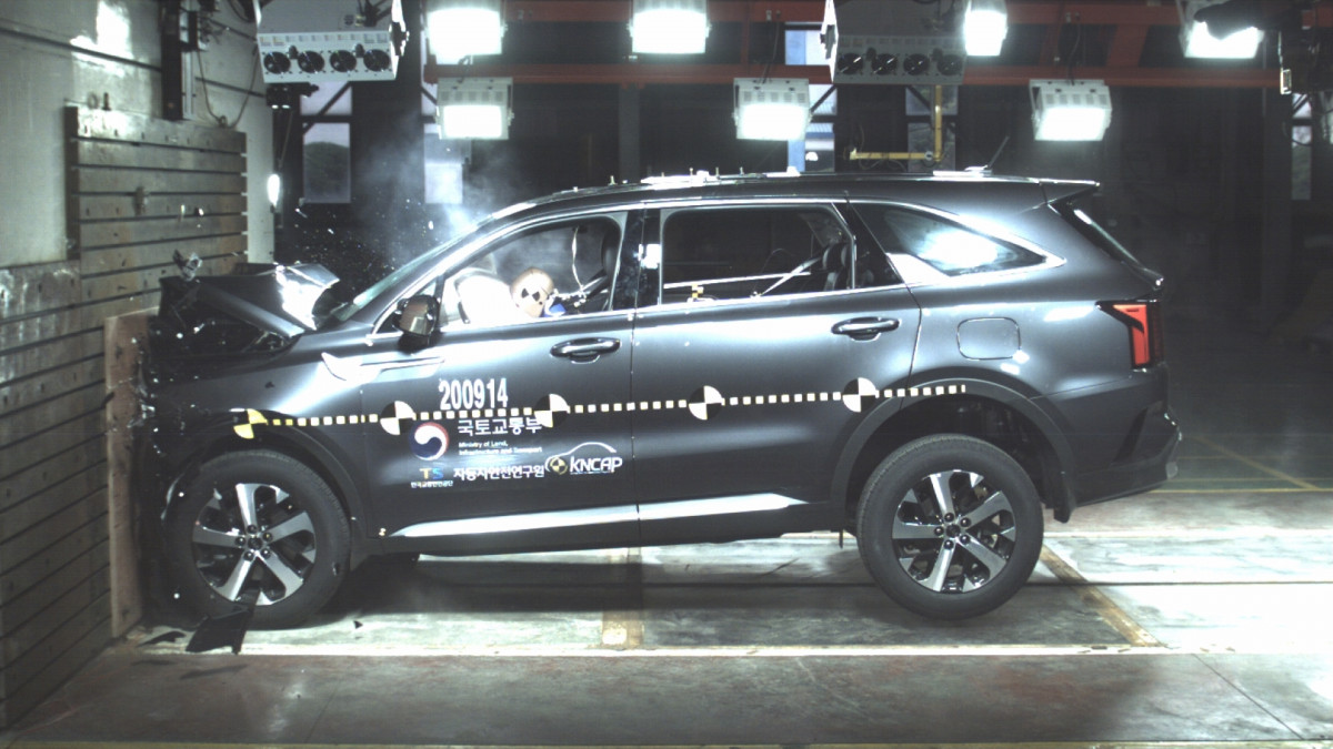 ▲신형 쏘렌토의 정면 충돌 테스트 모습. 100% 정면 충돌 안전도평가는 시속 56km, 40% 부분정면 충돌 안전도 평가는 시속 64km에 맞춰 테스트한다.  (사진제공=한국교통안전공단)