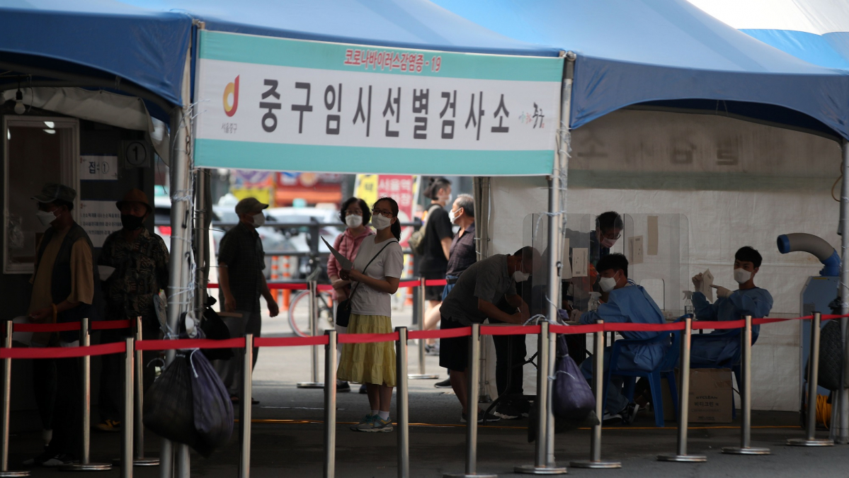 ▲595명의 신규 코로나19 확진자가 발생한 29일 오전 서울역광장에 설치된 중구 임시선별검사소에서 시민들이 검사를 받기 위해 줄을 서고 있다. (뉴시스)