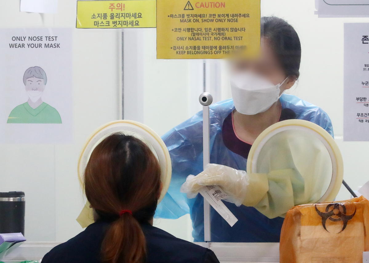 ▲코로나19 델타 변이 바이러스 확산 우려 속에 29일 오전 인천국제공항 제2터미널 코로나19 검사센터에서 한 여행객이 검사를 받고 있다 (뉴시스)