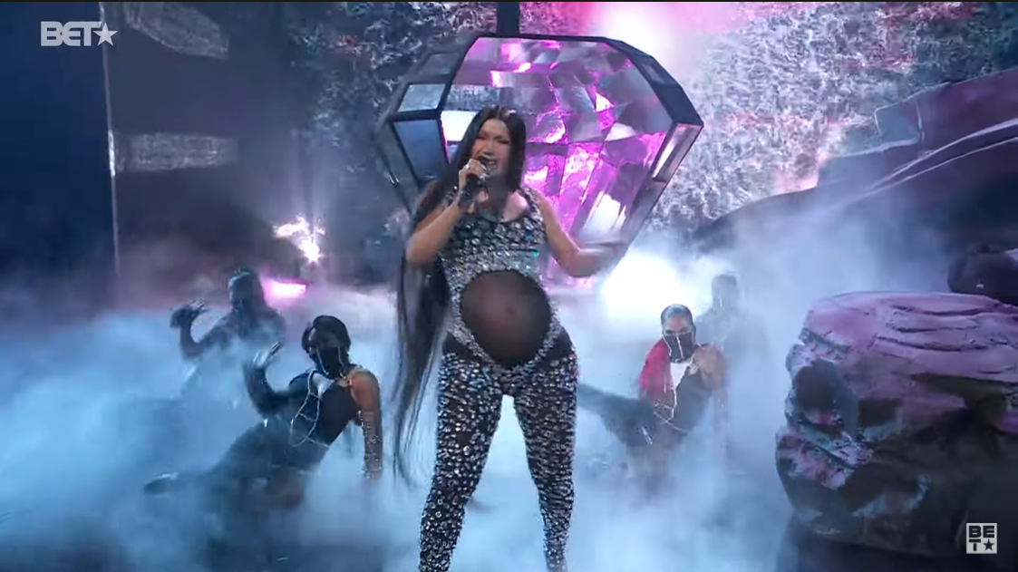 ▲BERT AWARDS 2021 무대에서 공연 중인 카디비 (BETNetworks 유튜브 채널 캡처)