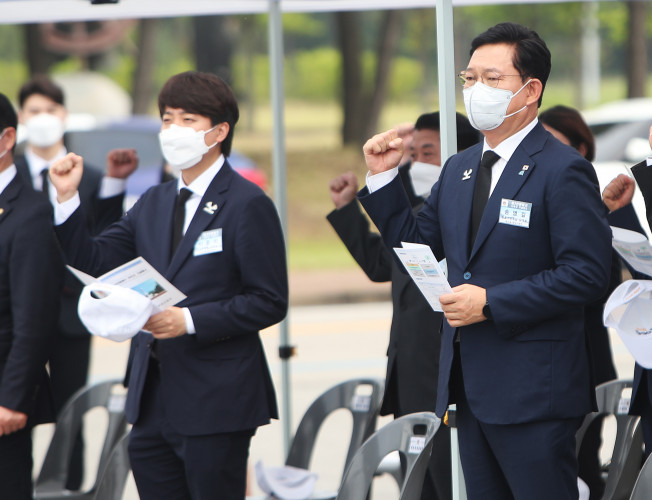 ▲29일 오전 경기도 평택시 해군2함대 서해수호관 광장에서 열린 '제2연평해전 19주년 기념식'에서 더불어민주당 송영길 대표, 국민의힘 이준석 대표. (연합뉴스)