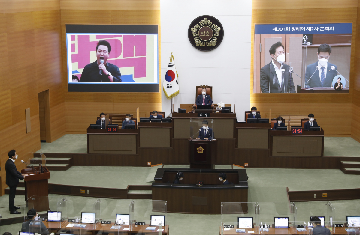 ▲오세훈 서울시장이 29일 서울시의회에서 열린 제301회 정례회 제2차 본회의 '서울시정 및 교육행정에 관한 질문'에서 더불어민주당 서윤기 서울시의원 질문에 답하고 있다.  (뉴시스)