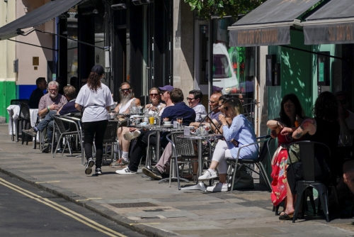 ▲영국 런던 소호거리에 위치한 식당 앞 테이블에 사람들이 앉아 있다. 런던/AP연합뉴스
