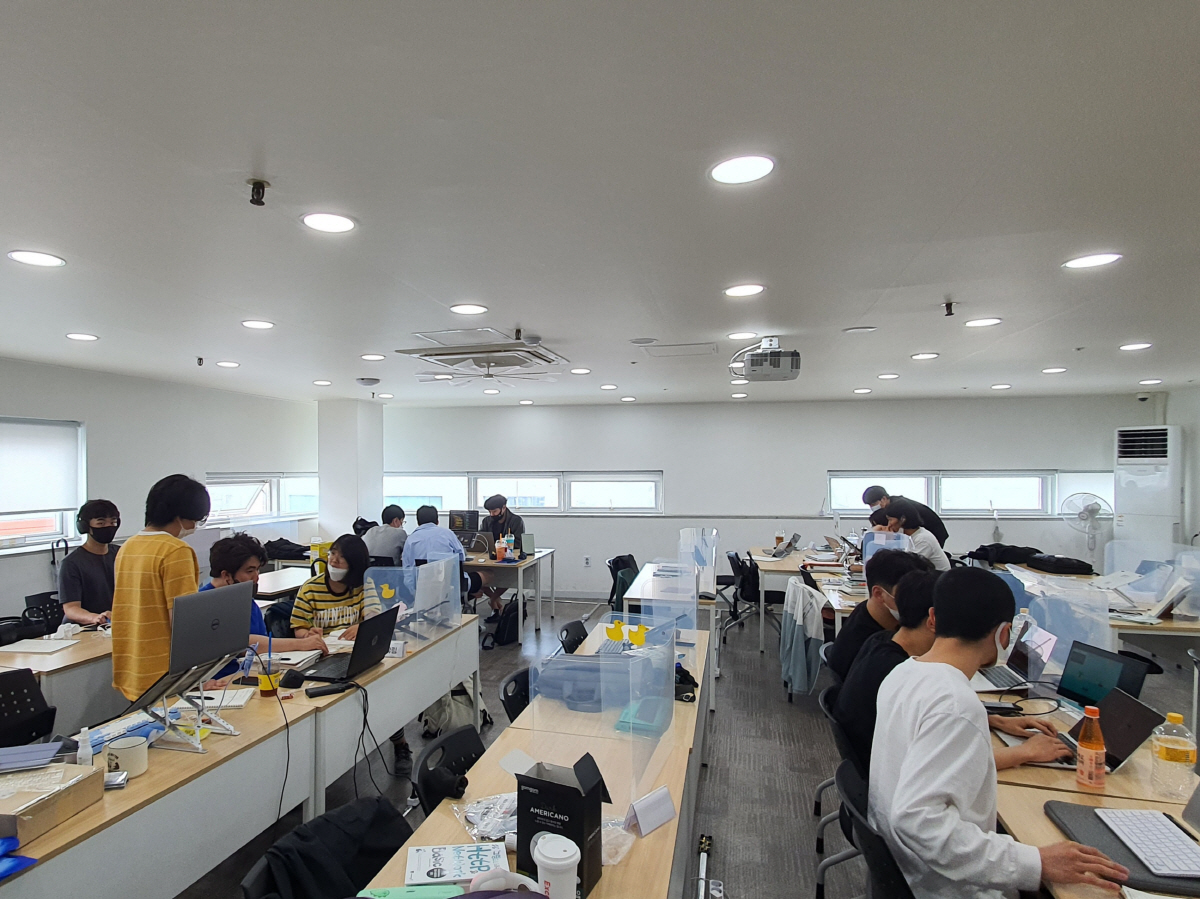 ▲23일 서울시 성수동 패스트캠퍼스 ‘네카라쿠배 프런트엔드 취업완성스쿨’ 과정을 수강하는 수강생들이 모여 프로젝트 작업을 하고 있다. (이다원 기자 leedw@)
