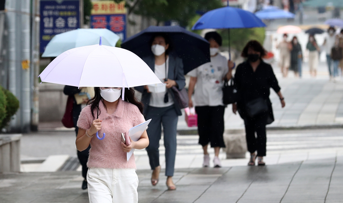 ▲비가 내린 29일 오후 서울 서초구 서울중앙지방법원 인근에서 시민들이 우산을 쓰고 걸어가고 있다. (뉴시스)