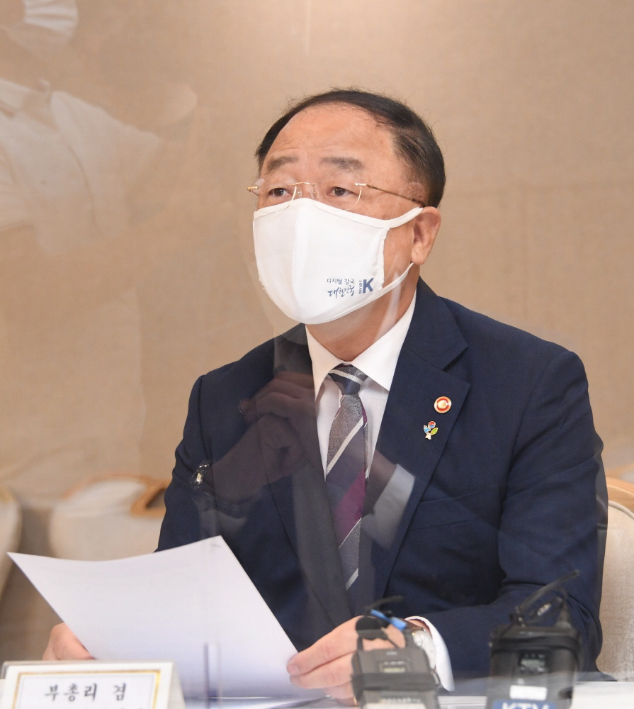 ▲홍남기 경제부총리 겸 기획재정부 장관이 6월 30일 서울 광화문 정부서울청사에서 열린 '제25차 부동산시장 점검 관계장관회의'를 주재, 모두발언을 하고 있다. (사진제공=기획재정부)