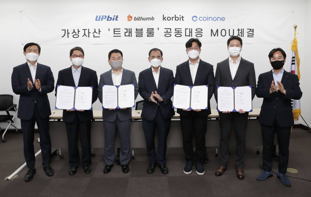 ▲이종구 한국블록체인협회 자율규제위원장, 이석우 두나무 대표, 허백영 빗썸코리아 대표(왼쪽부터), 오갑수 한국블록체인협회장, 오세진 코빗 대표, 차명훈 코인원 대표, 전중훤 한국블록체인협회 글로벌협력위원장 (사진제공=한국블록체인협회)