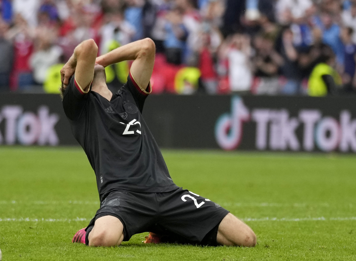 ▲29일(현지시간) 영국 런던 웸블리 스타디움에서 열린 유로 2020 영국과 독일 경기에서 결정적인 골 찬스를 놓친 독일의 토마스 뮐러(FC 바이에른 뮌헨)가 아쉬워하고 있다. (AP/뉴시스 )