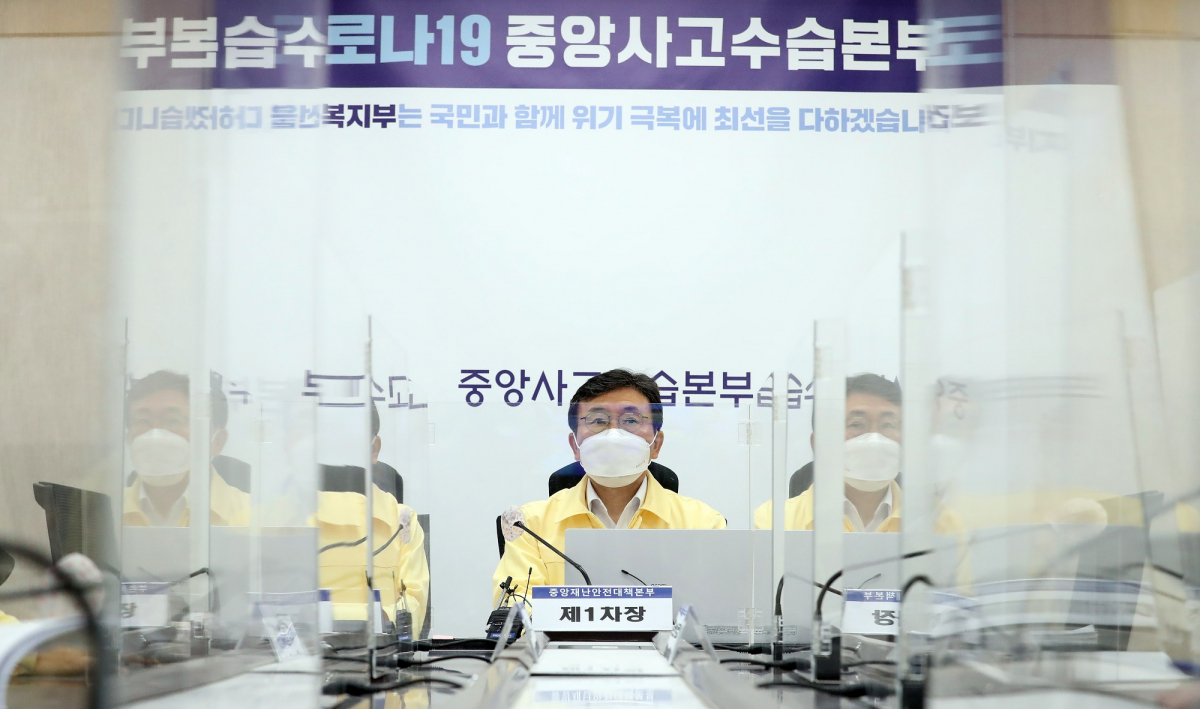 ▲권덕철 중앙재난안전대책본부 1차장(보건복지부 장관)이 30일 오전 정부세종청사에서 열린 코로나19 대응 중대본 회의에서 모두발언을 하고 있다.  (뉴시스)