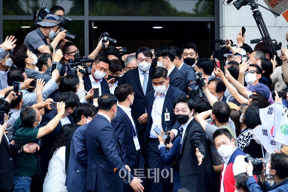 ▲윤석열 전 검찰총장이 29일 서울 서초구 매헌윤봉길의사기념관에서 대선 출마 기자회견을 마친 뒤 나서고 있다. (신태현 기자 holjjak@)